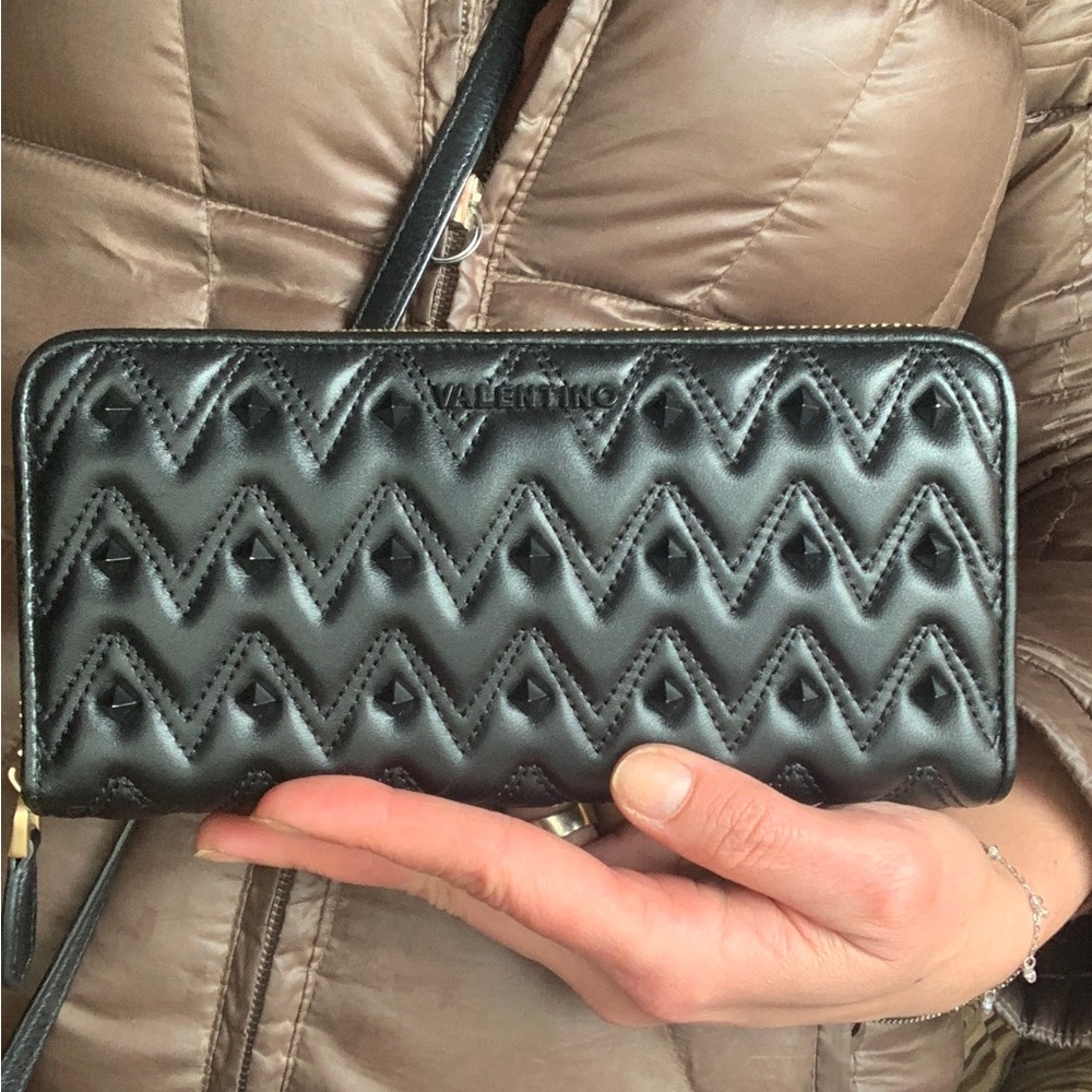SALE🔥Authentic VALENTINO ROCKSTUDS spikes Quilted leather LG zip around wallet